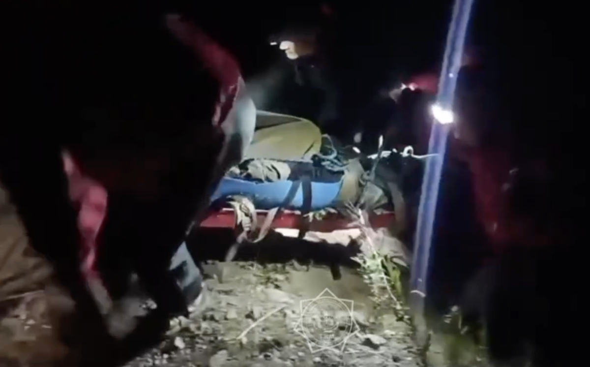 Туриста со сломанными конечностями спасли в горах Алматы