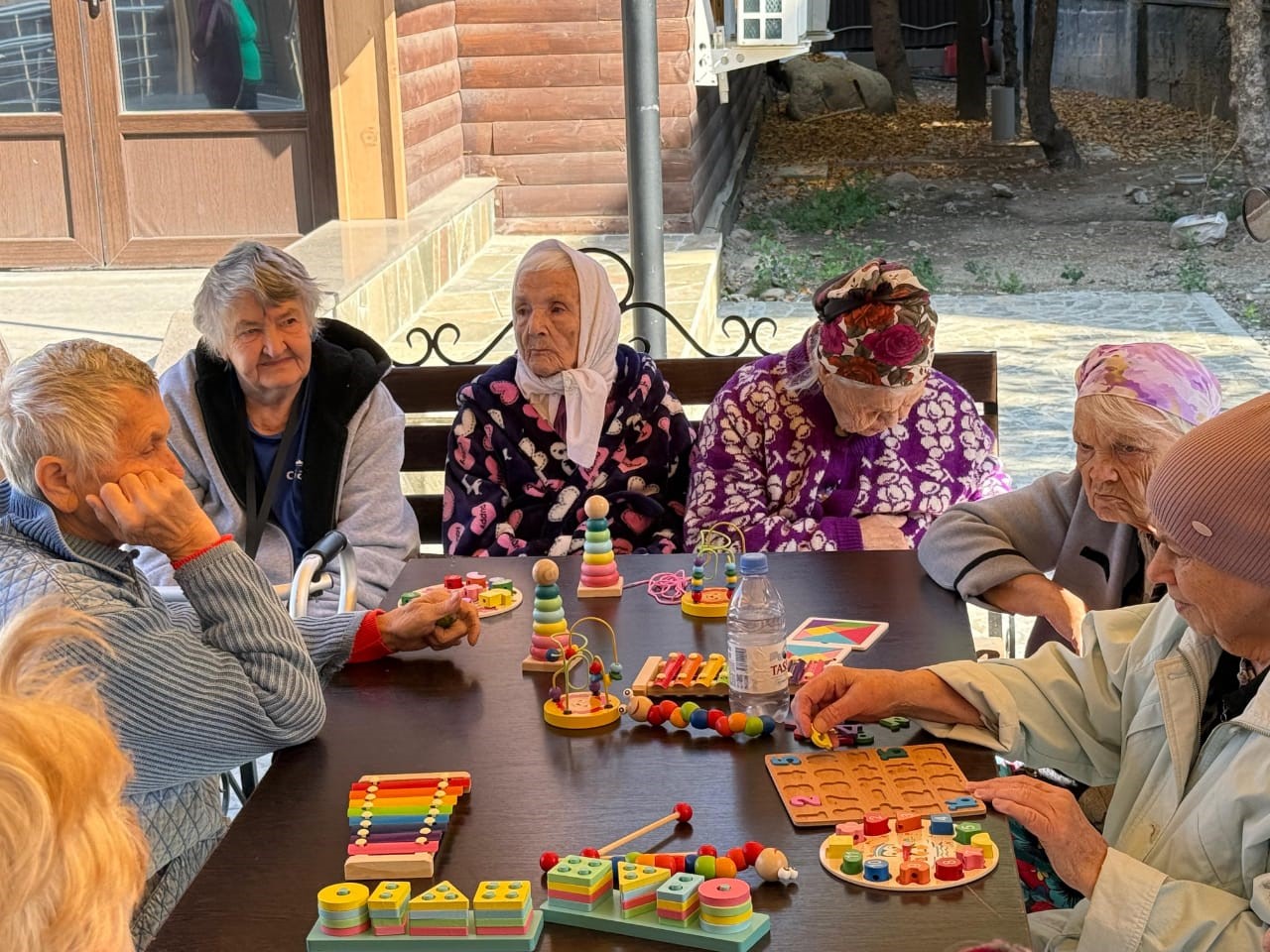 Тастанды әжелермен әңгіме: Деменцияға шалдыққан қарттардың күтімі