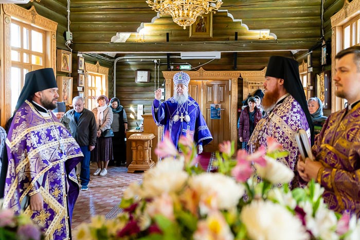 В среду Крестопоклонной седмицы митрополит Александр совершил Литургию 