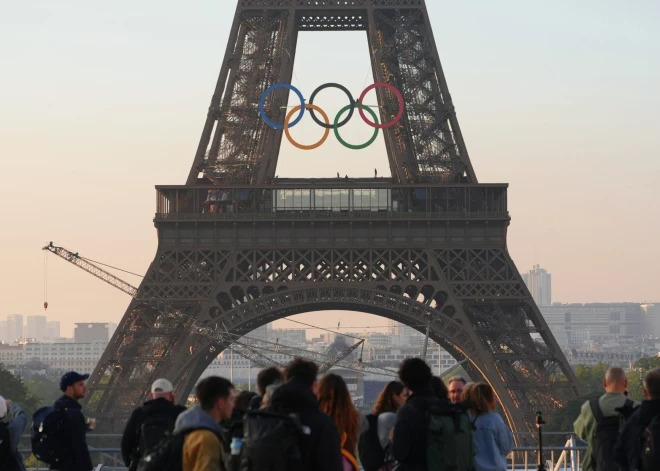 Олимпийские кольца появились на Эйфелевой башне