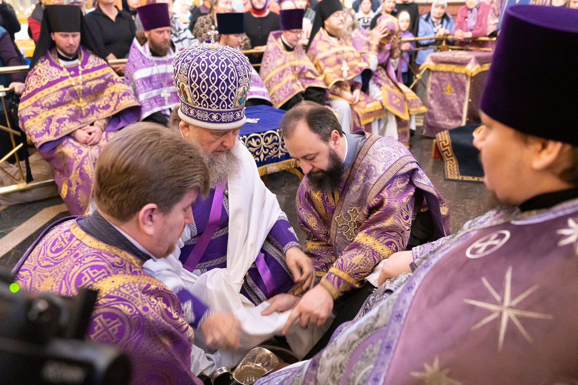 Учитель служит ученикам, а начальник не выше подчиненных 