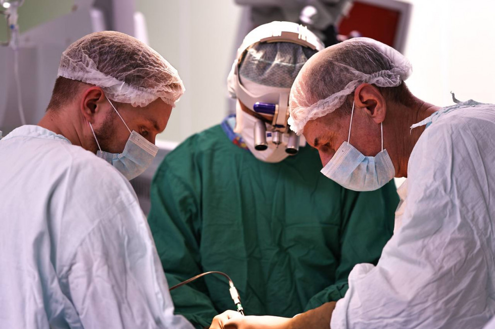 Врачи провели уникальную операцию, сделав новую челюсть из ноги