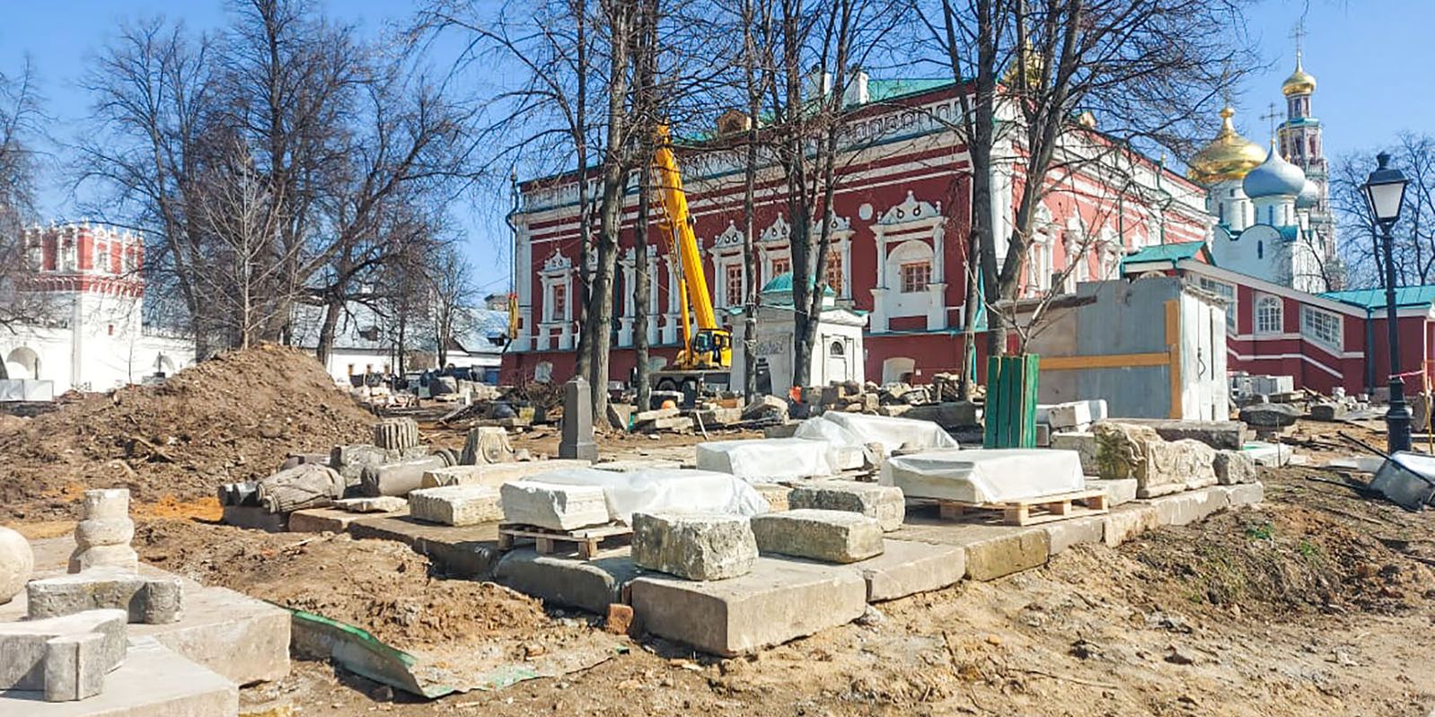 Остатки старинного некрополя нашли на территории Новодевичьего монастыря 