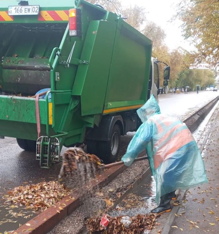 Спецтехника готова к возможным подтоплениям в Алматы