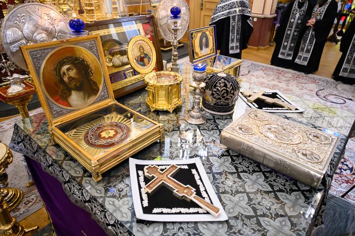 Святыни, связанные с распятием Христа, изнесли на службе в Алматы 