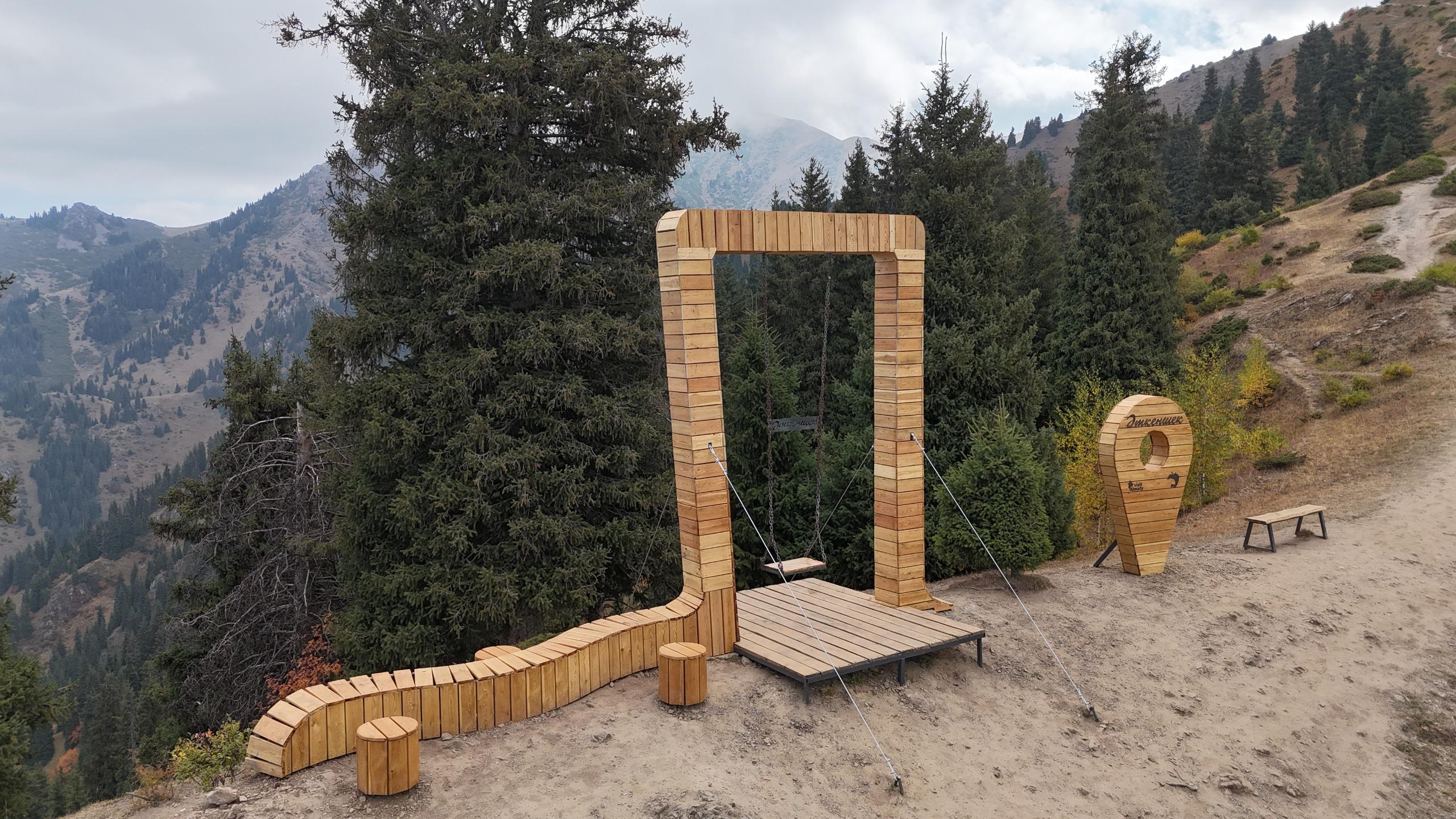 Знаменитые качели у пика Фурманова реконструировали 