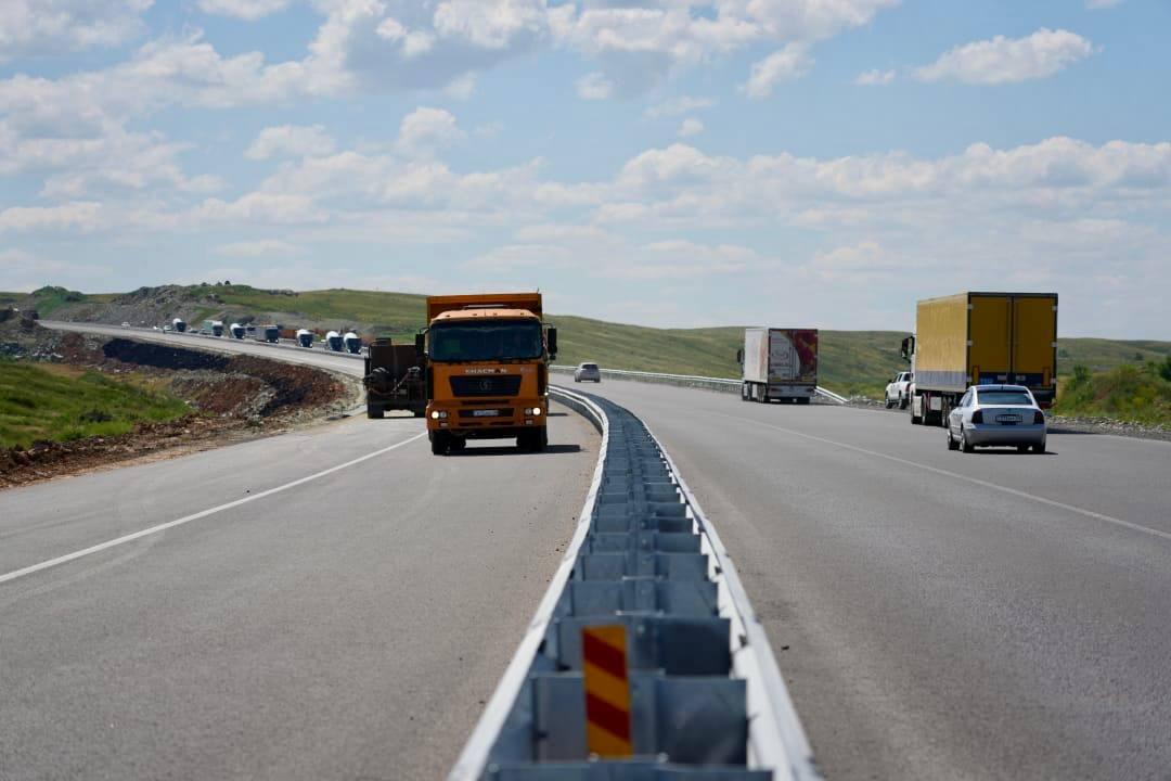 На первых участках трассы «Караганда-Балхаш» открыли четырехполосное движение