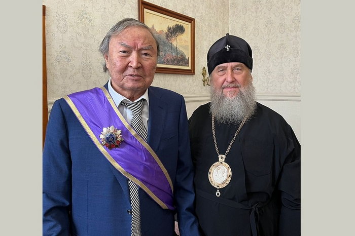 Митрополит Александр вручил Олжасу Сулейменову высшую церковную награду