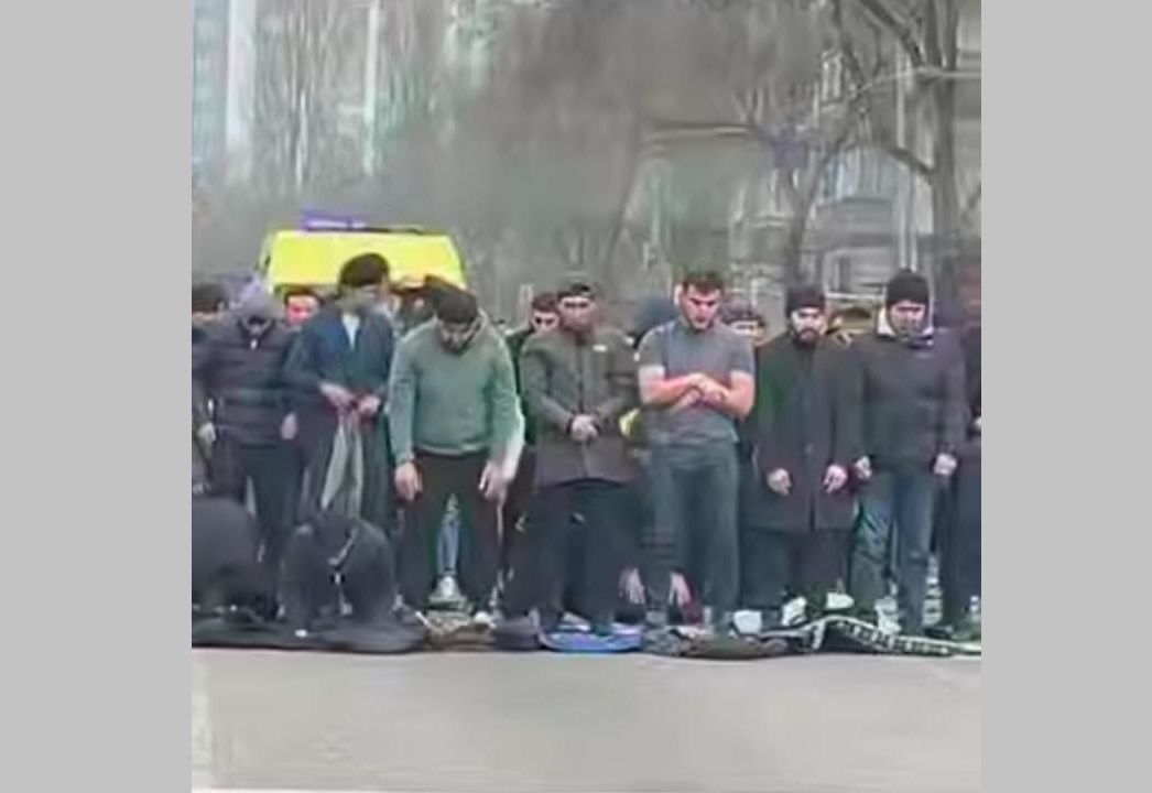 Полиция Алматы примет меры по факту перекрытия дороги людьми возле мечети Полиция Алматы примет меры по факту перекрытия дороги людьми возле мечети