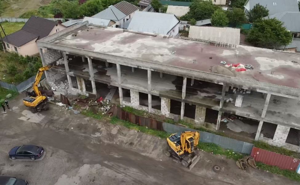 В Алматы сносят очередную нелегальную постройку