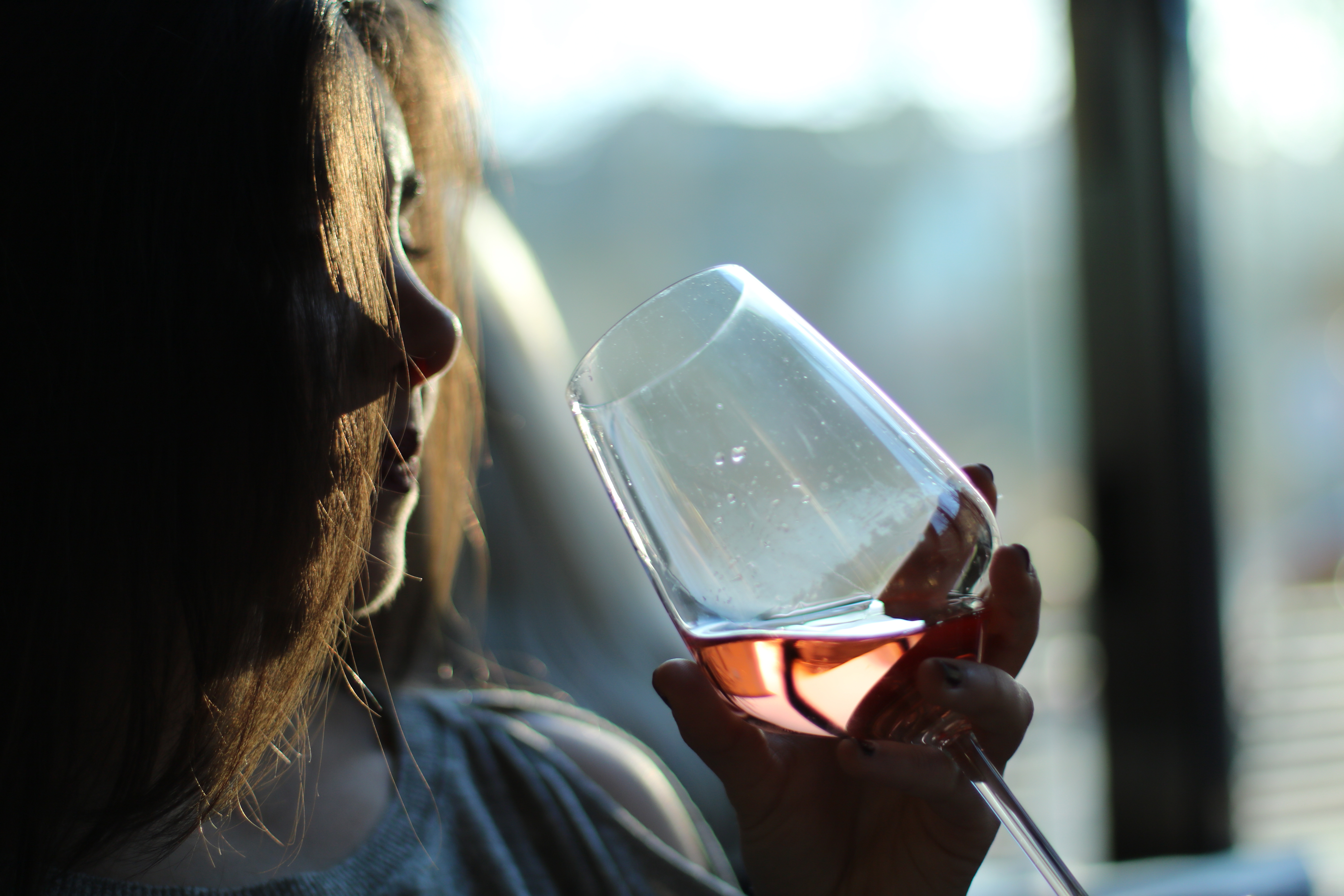 Как помочь пьющей женщине, рассказали психологи