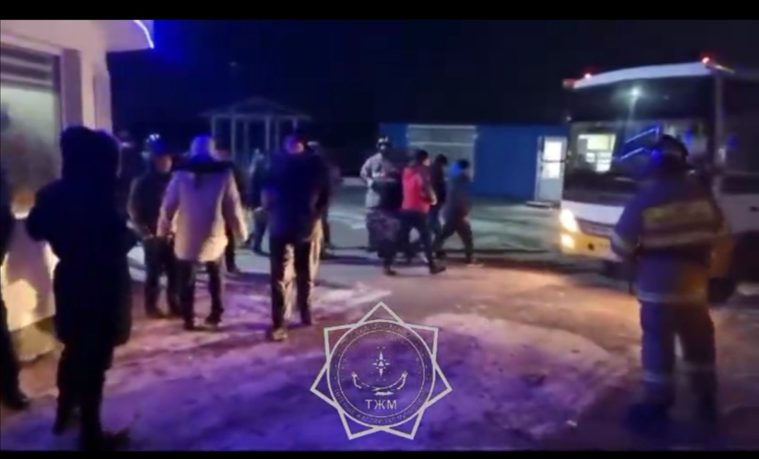 Спасатели эвакуировали десятки иностранцев с трассы «Алматы-Екатеринбург»