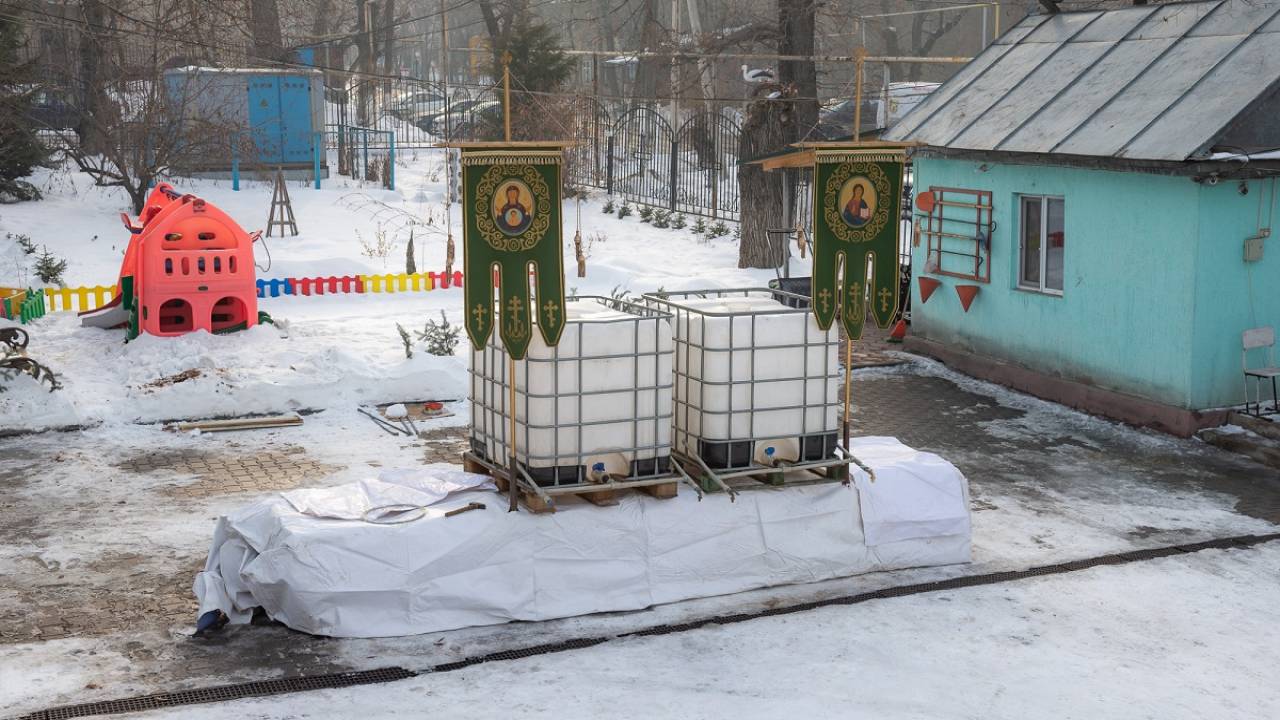 Казахстанцы совершили крещенские купания Казахстанцы совершили крещенские купания