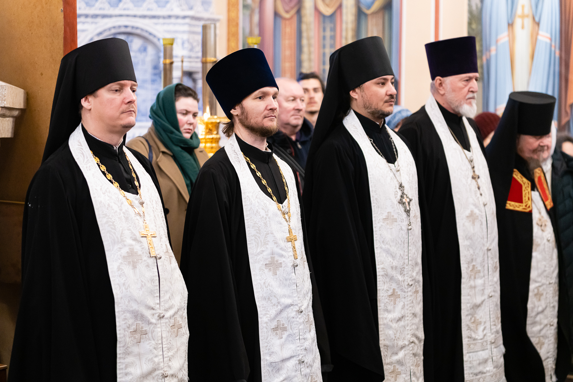 Может ли православный священник ходить в брюках и шортах