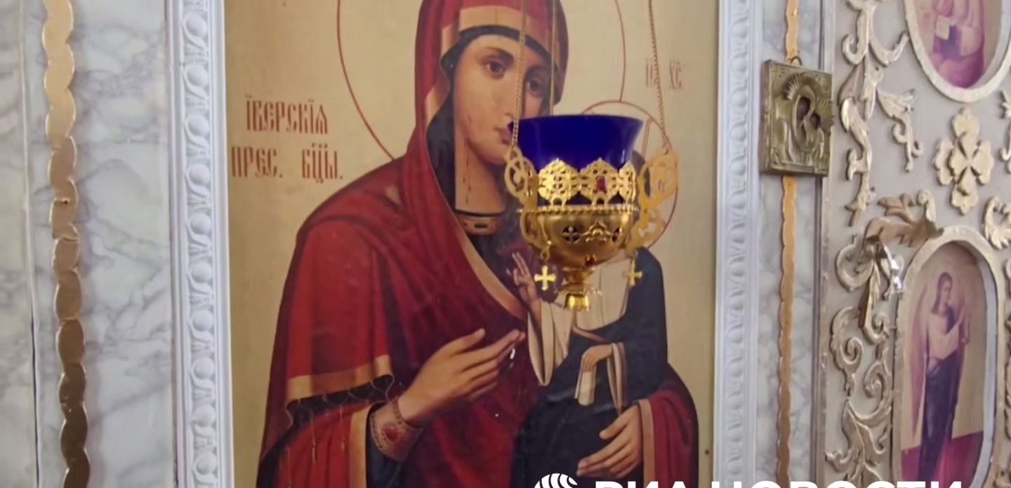 Икона Богородицы начала мироточить в оскверненном храме Курской области Икона Богородицы начала мироточить в оскверненном храме Курской области