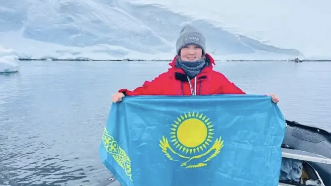 Казахстанка впервые проплыла через воды Антарктиды