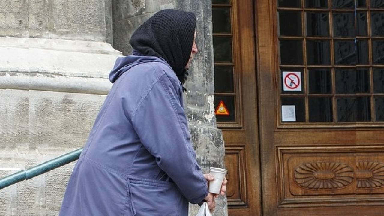 Попрошайки на улицах: стоит ли помогать, как не общаться с ними