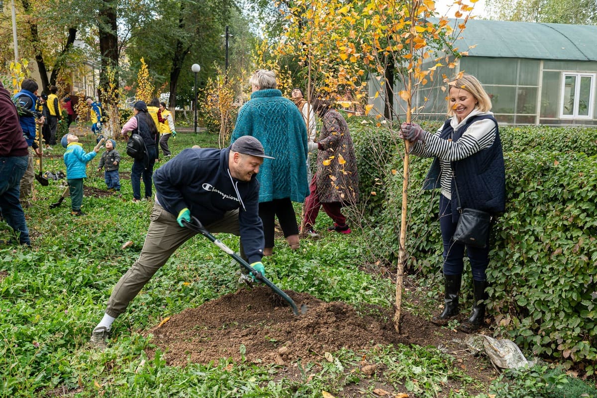 Волонтеры посадили две сотни деревьев в алматинской школе