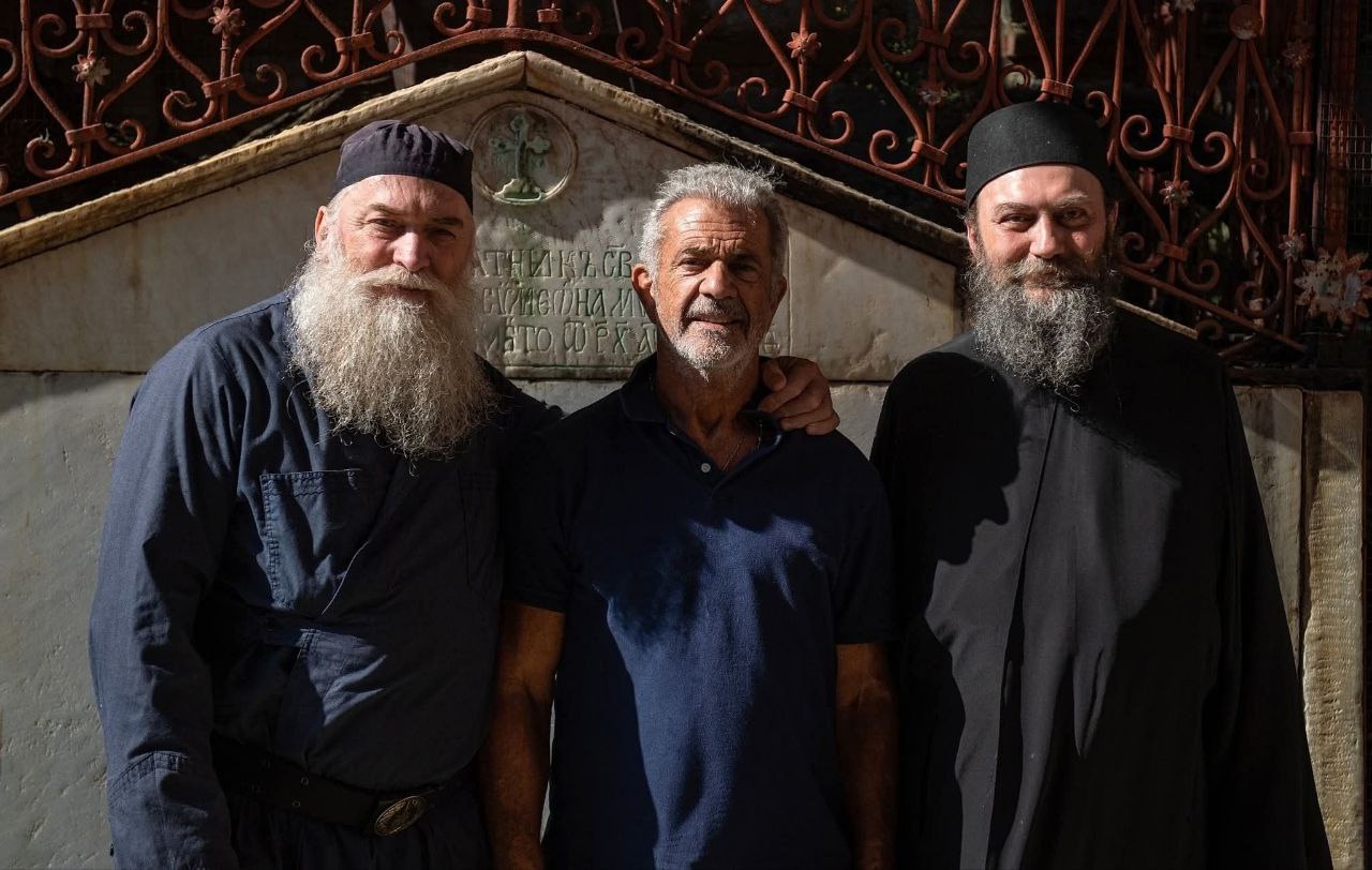 Мел Гибсон посетил святую гору Афон в поисках вдохновения 