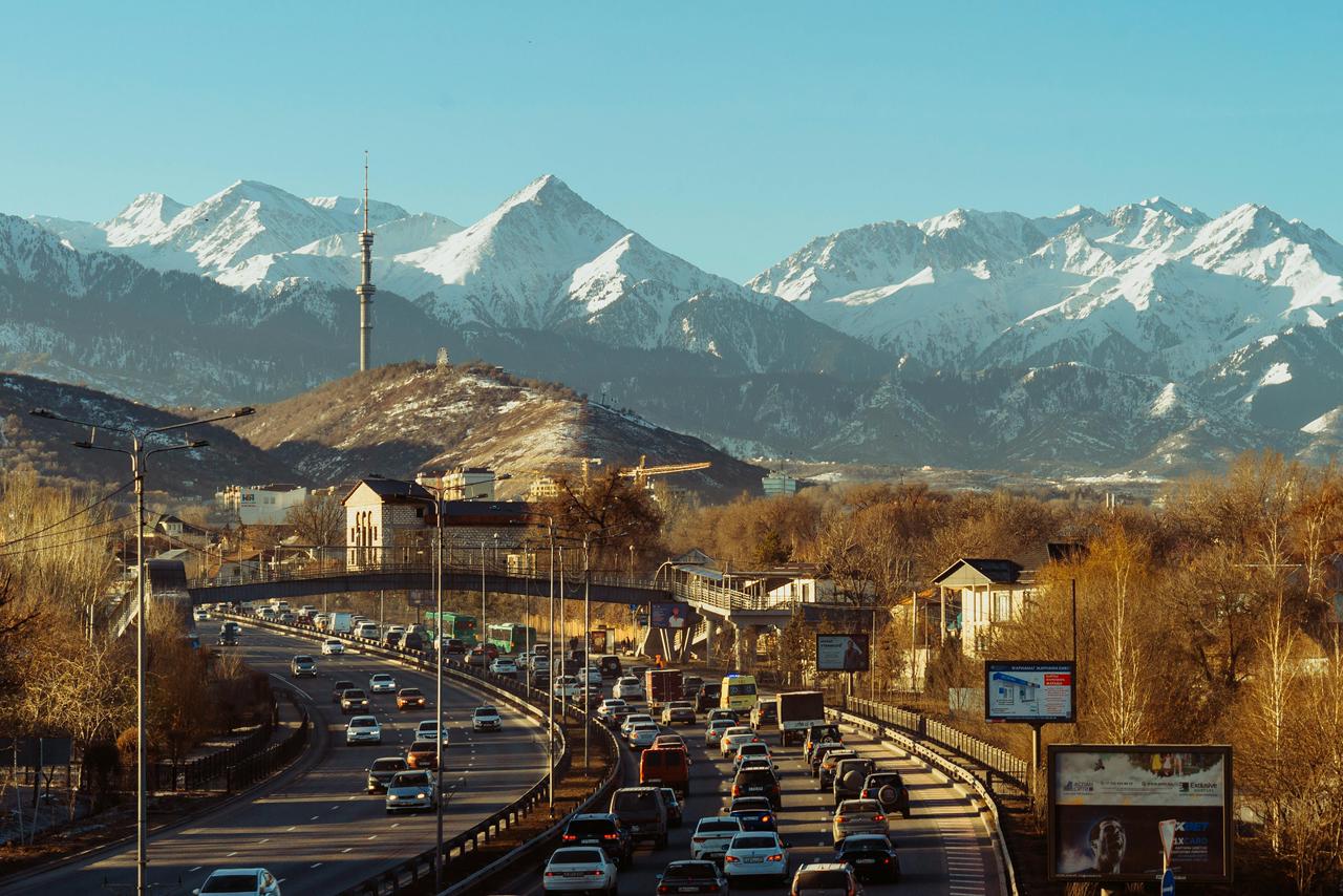 В Алматы экологичность автомобилей начали проверять передвижными лабораториями 