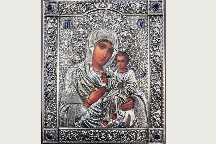 В музей митрополита Чернова передали восстановленную ризу для келейной Иверской иконы Божьей Матери