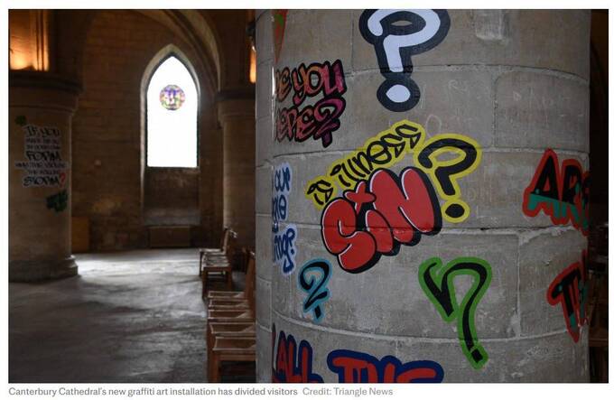 Тысячелетний собор в Англии «украсили» граффити в поддержку ЛГБТ 