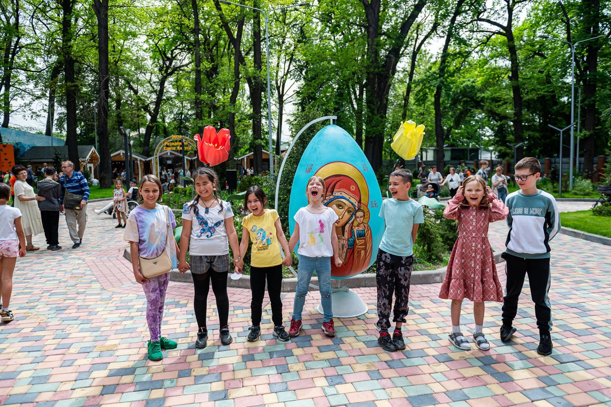 Самое большое пасхальное яйцо в Казахстане. Как отметили Пасху в Парке сказаний