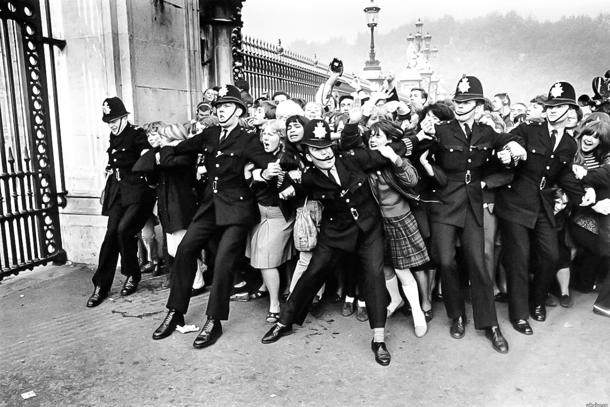 На фоне The Beatles снимается семейство