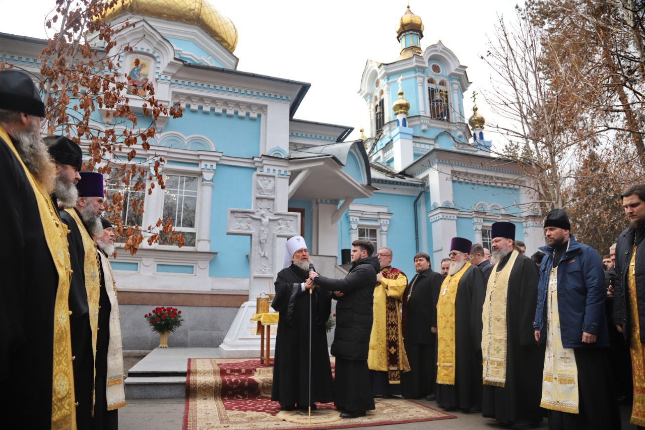 В Алматы митрополит Астанайский и Казахстанский Александр провел чин освящения поклонного креста в память о новомучениках и исповедниках, в земле казахстанской просиявших