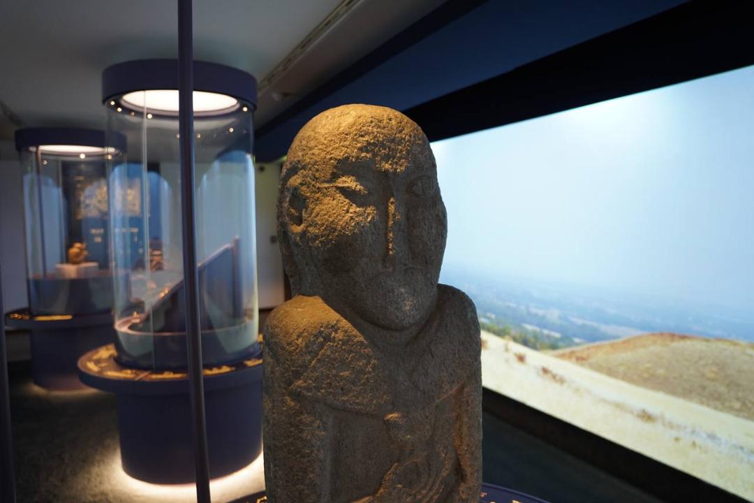 Минкульт РК увез во Францию ценные исторические экспонаты