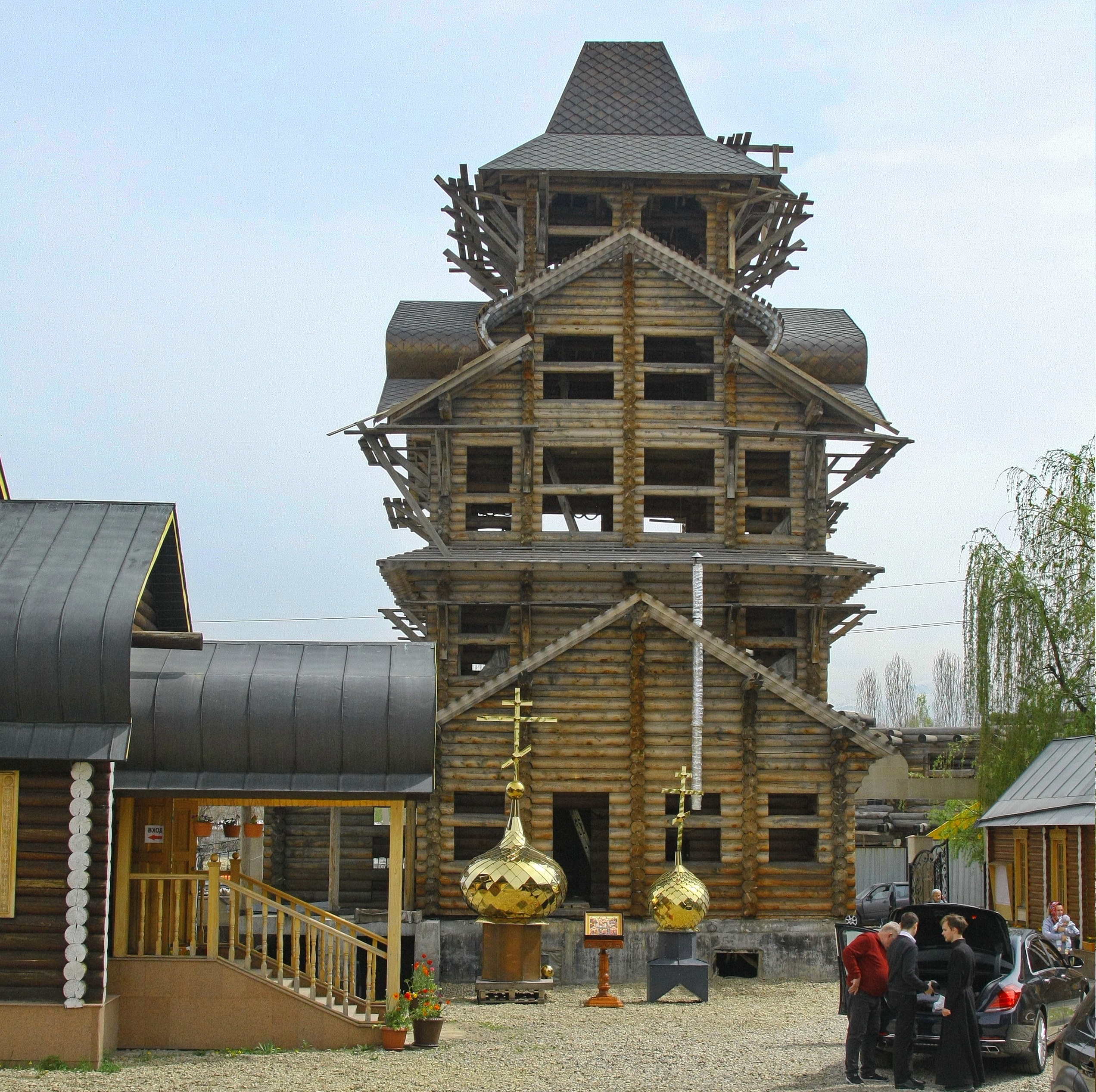 В преддверии Страстной недели в храме Рождества Пресвятой Богородицы под Алматы освятили крест и купол