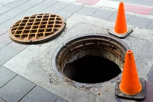 В Алматы воруют канализационные люки и сбрасывают мусор в арыки