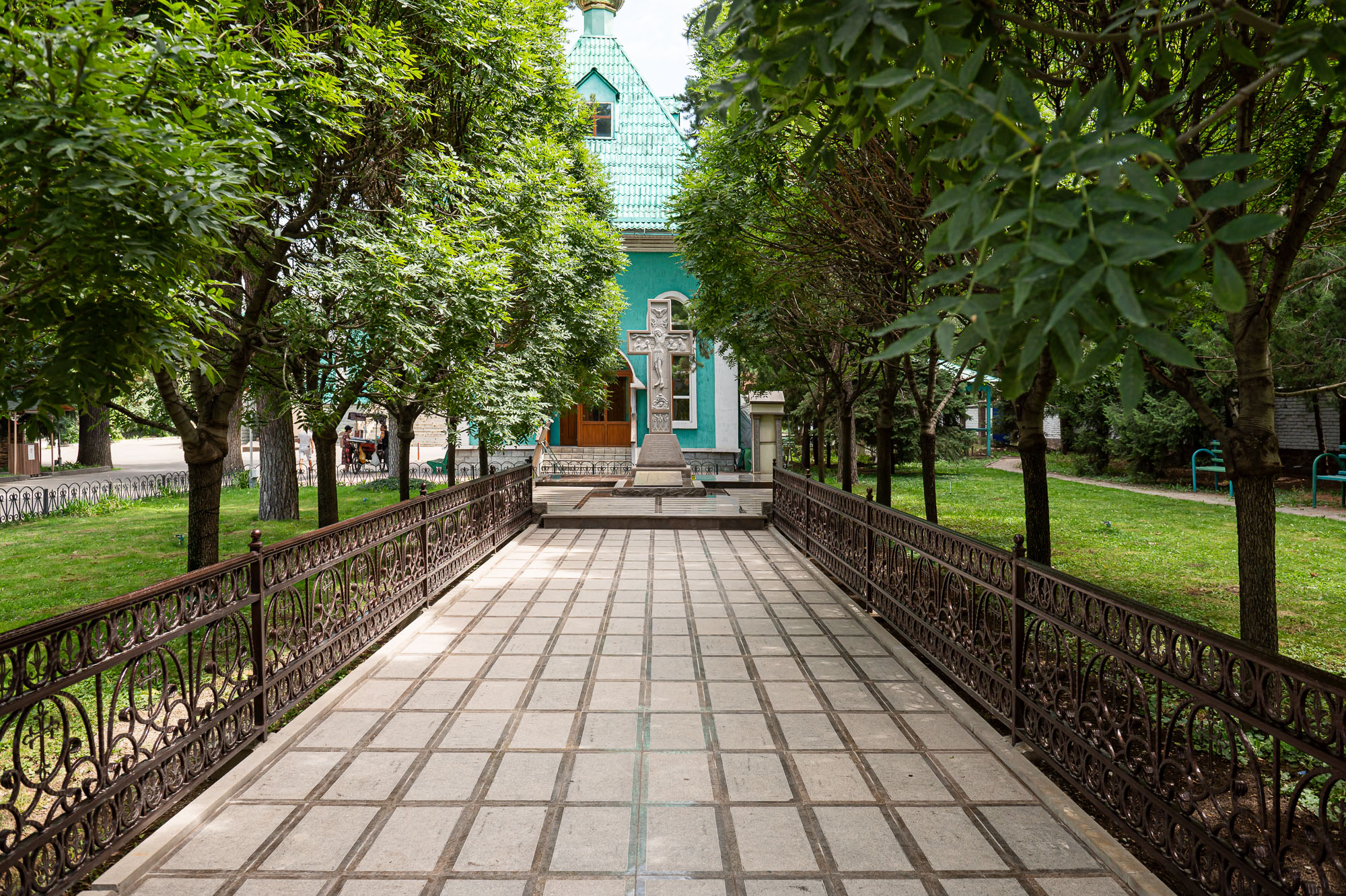 Завершено строительство аллеи к поклонному кресту Никольского собора