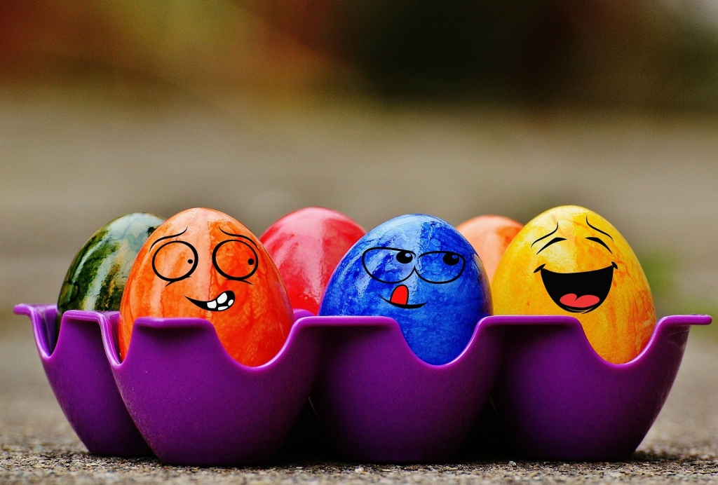 крашеные яйца с забавными наклейками, pixabay.com