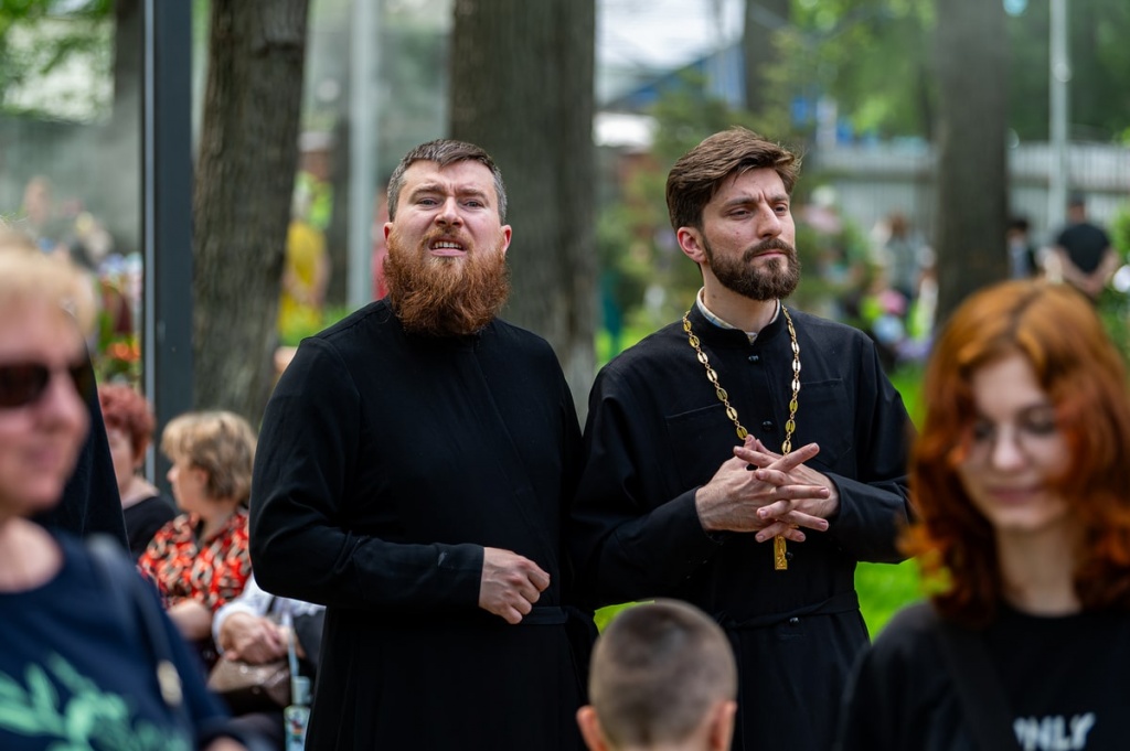 священники среди гостей парка