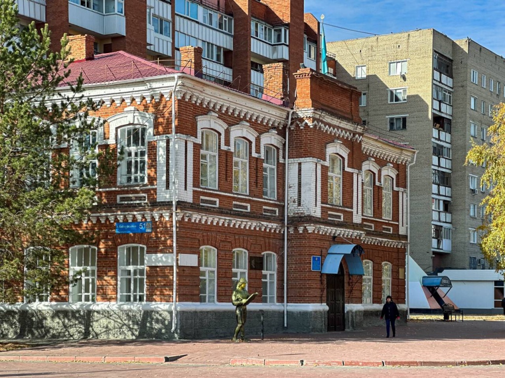 Здание из красного кирпича
