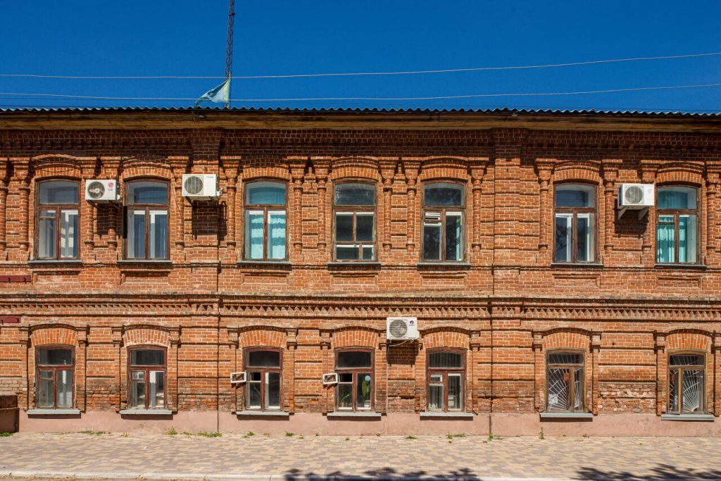 Здание из красного кирпича