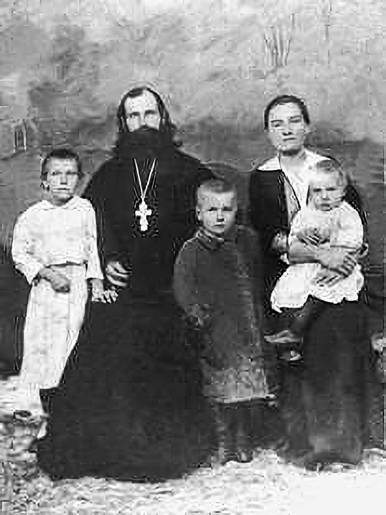 3. Священник Георгий Степанюк с матушкой и тремя детьми.jpg