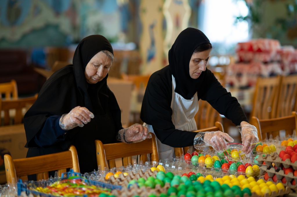 монахини готовятся к Пасхе