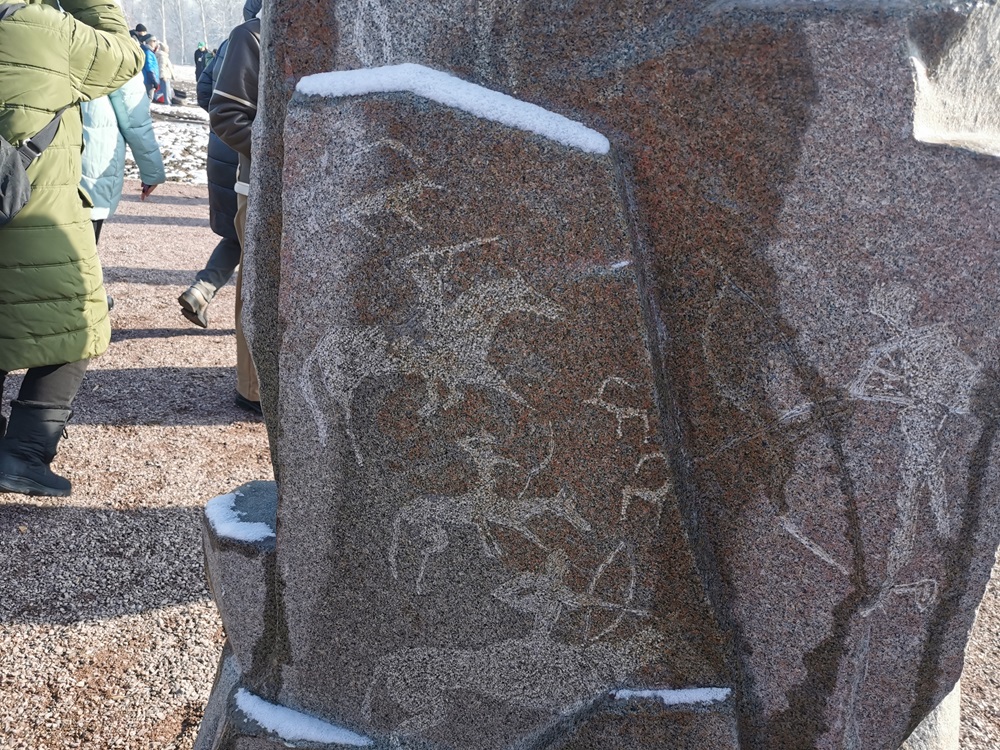 5. Петроглифы - человек и лошадь.jpg