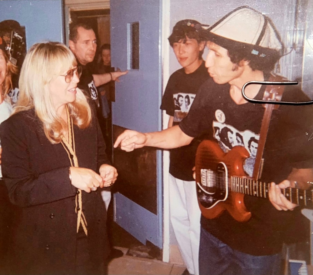 3. Бердалы Оспан, солисты группы Музей с Синтией Леннон в августе 1994 года в Ливерпуле.jpg