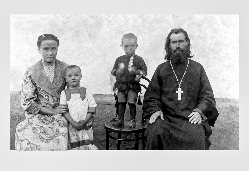 2.Священномученик с семьей.jpg