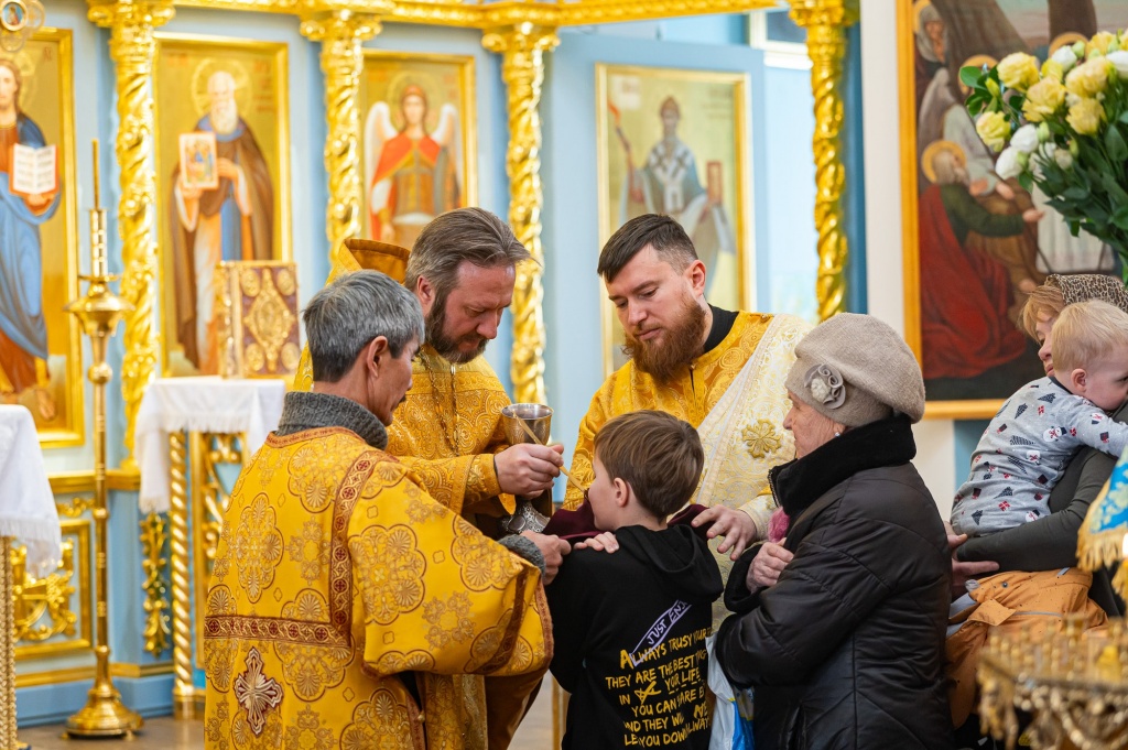 10. Причастие в Казанском соборе Алматы-min.jpg