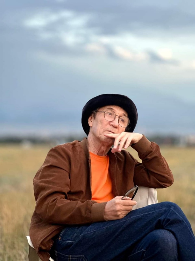 7. Бердалы Оспан по-прежнему горячий поклонник Битлз.jpg