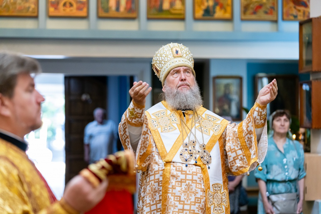 Митрополит Александр совершил Божественную литургию в Казанском соборе Алматы
