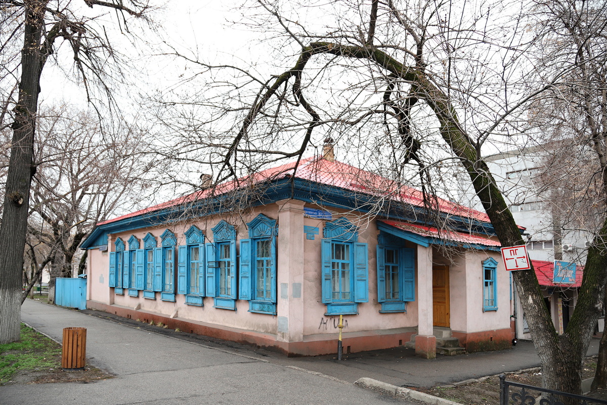 Старый дом на Толе би: есть ли там подземный ход, спрятаны ли сокровища, что защищает его от сноса