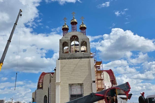 На новый храм в Астане установлены кресты 