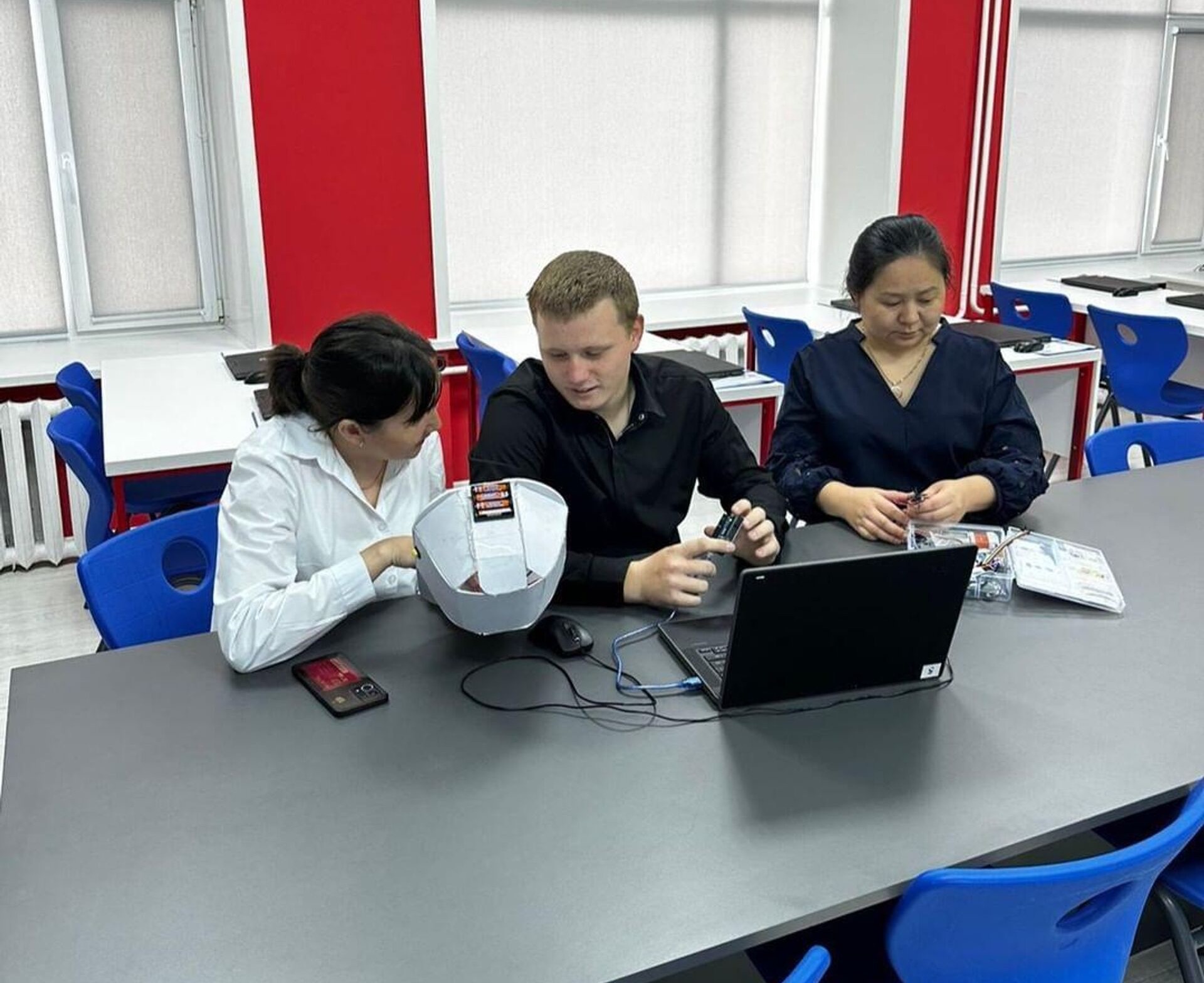 Уникальную инклюзивную кепку создал казахстанский школьник