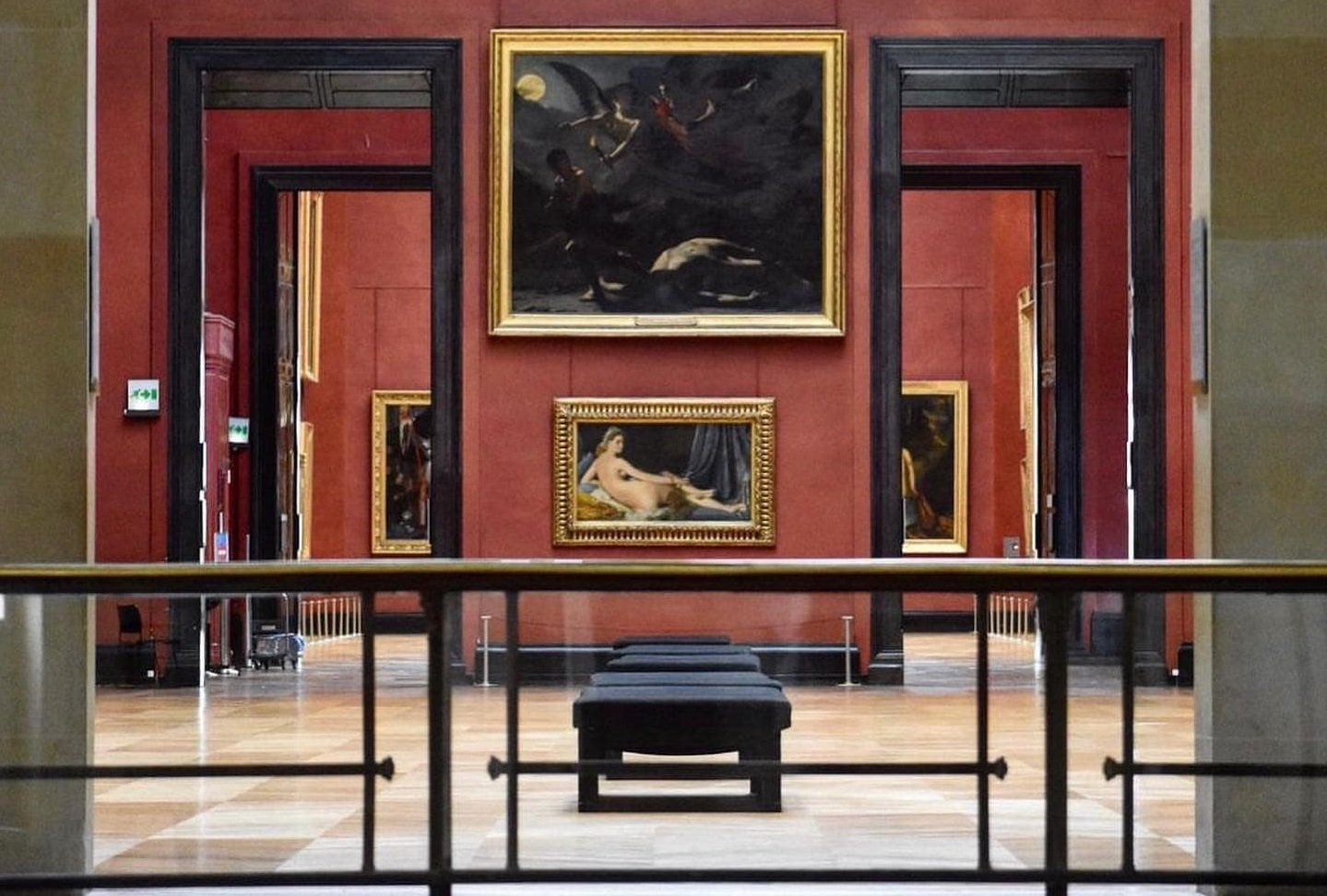 Музей Лувра организует занятия йогой перед летней Олимпиадой