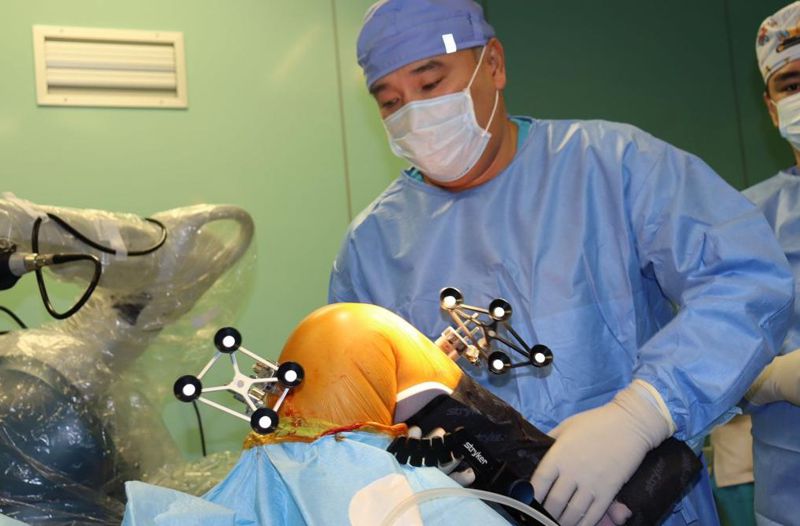 В Казахстане робот впервые провел операцию на суставе